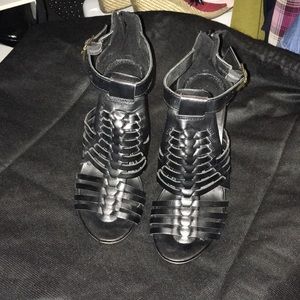 American Eagle women’s sandals with chunky heels